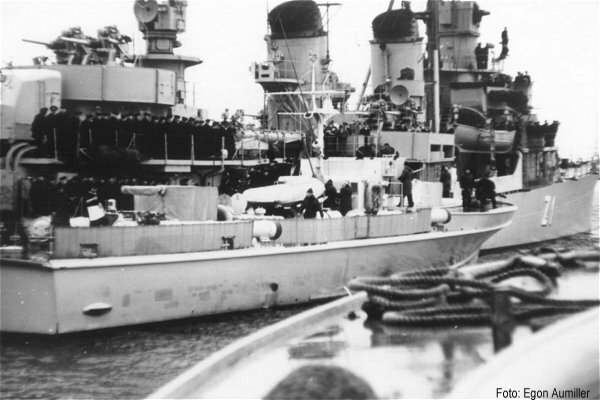 Foto Schnellboot Typ 140 Jaguar-Klasse mit Zerst�rer Z1 - Bundesmarine Schnellboot ILTIS P6058